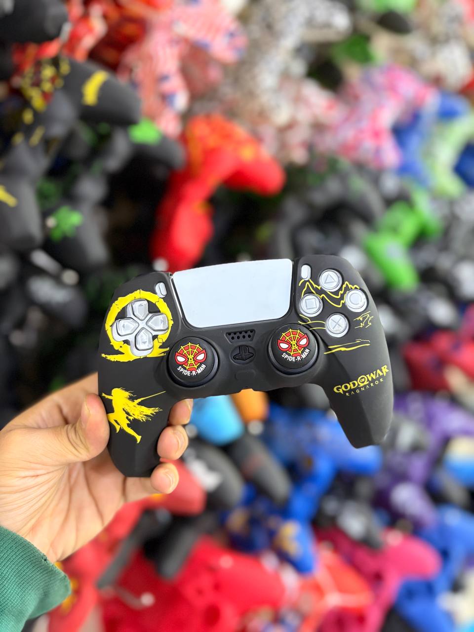 کاور دسته سیلیکونی Ps5دو عدد سر آنالوگ برجسته ( گاد آف وار گلد )